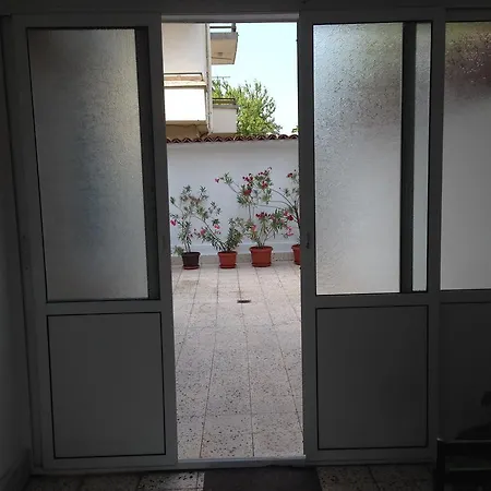 Gloria House 招待所 2*